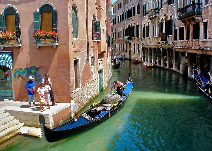 At Via Nigra Venezia 3 Bedrooms & Parking Free *