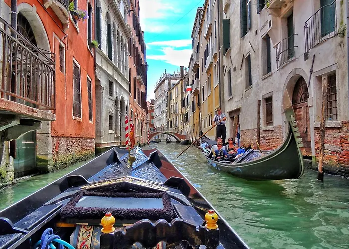 At Via Nigra Venezia 3 Bedrooms & Parking Free Apartment