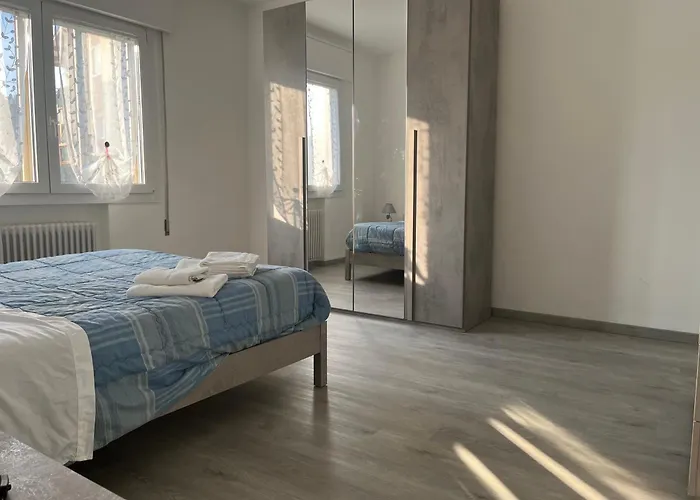 At Via Nigra Venezia 3 Bedrooms & Parking Free Apartment *